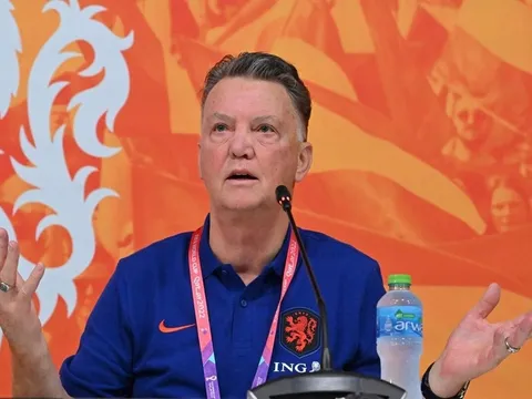 Van Gaal giải thích việc trao số áo lạ ở tuyển Hà Lan