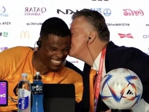 Van Gaal hôn trò cưng trong phòng họp báo