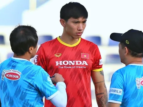 Văn Hậu đăm chiêu nghe giảng gần 5 phút