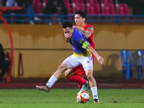 Văn Hậu thi đấu quyết liệt với đồng đội cũ
