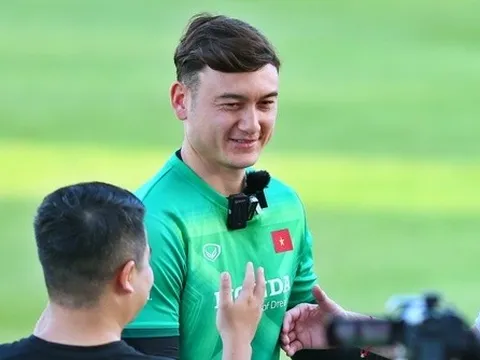 Văn Lâm bỏ thói quen đeo dây chuyền khi ra sân