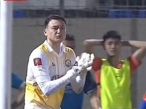 Văn Lâm khiến đối thủ sửng sốt với pha cứu thua xuất sắc