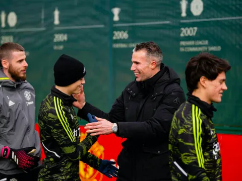 Van Persie bất ngờ tới buổi tập của M.U, thân thiết với Weghorst