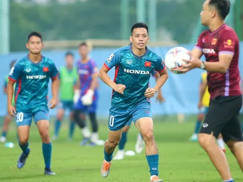 Chờ màn trình diễn của Nguyễn Văn Quyết