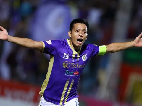 Văn Quyết nhận thẻ đỏ vì xô xát với trọng tài