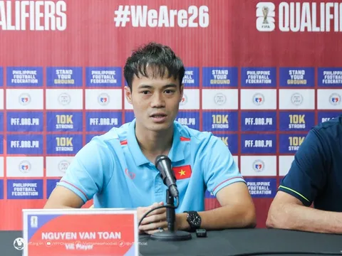 Văn Toàn: Thay vì tập trung vào mặt cỏ, chúng tôi tập trung vào bản thân