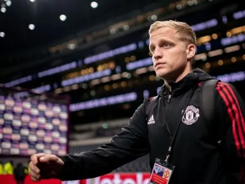 'Ole đang chơi đùa với Van de Beek'