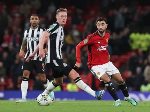 Vào sân từ ghế dự bị, Bruno Fernandes khiến Mount phải xấu hổ