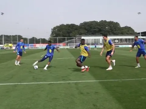 Rashford solo bất thành, Neville đã đúng về White