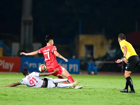 Cận cảnh tình huống check VAR đầu tiên ở V-League