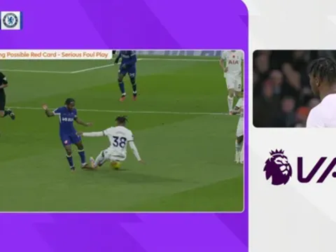 Gary Neville: "Tình huống đó có thể dẫn đến thẻ đỏ"