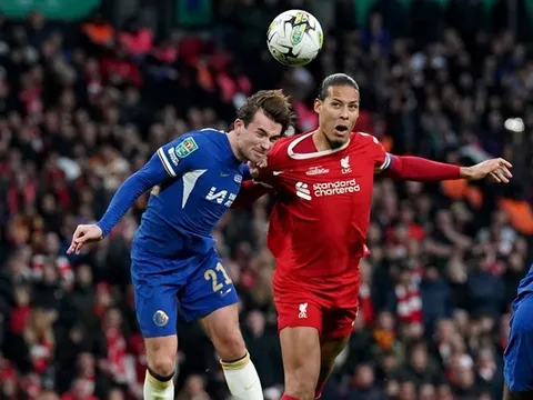 VAR báo hại Van Dijk, Carragher thốt lên chua chát