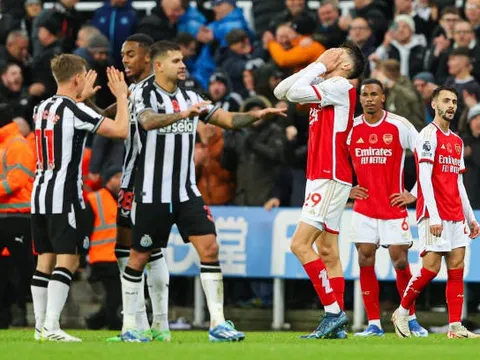 VAR gây tranh cãi, Arsenal thua trận đầu tiên ở Premier League