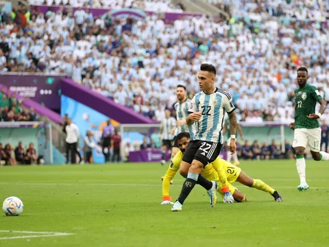 VAR gây tranh cãi khi từ chối bàn của Argentina