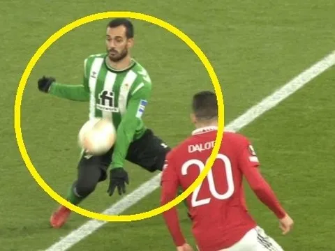 VAR gây tranh cãi trong trận thắng của Man United