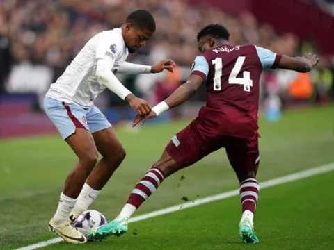 VAR giúp Aston Villa thoát thua, cuộc đua top 4 "căng như dây đàn"