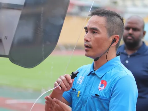 VAR không phổ cập ở V-League là do FIFA?