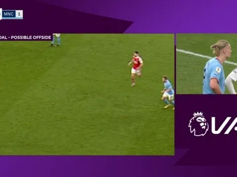 VAR mắc lỗi hài hước trong trận thua của Arsenal
