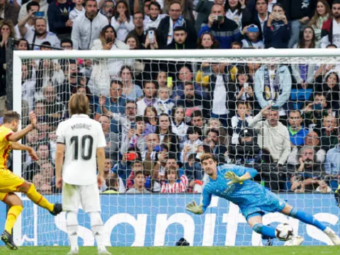VAR oan nghiệt, Real Madrid mất điểm phút cuối