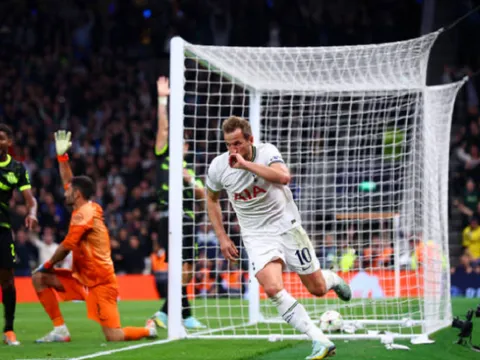 Liverpool thắng giòn giã; Tottenham mất điểm giây cuối