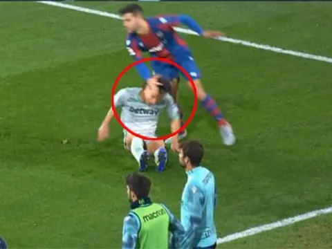 VAR 'tặng' thẻ đỏ cho pha vả mặt đồng nghiệp tại La Liga