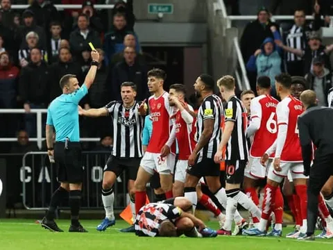 VAR tiết lộ lý do Bruno Guimaraes không bị đuổi trong trận đấu với Arsenal