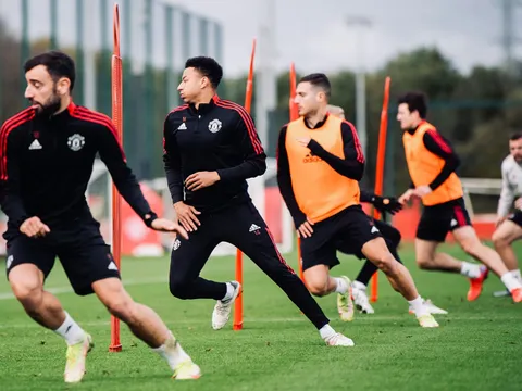 Varane tái xuất, Man Utd hăng say tập luyện trước trận gặp Tottenham
