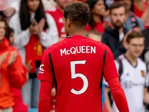 Varane ghi điểm mạnh trong ngày làm đội trưởng Man Utd