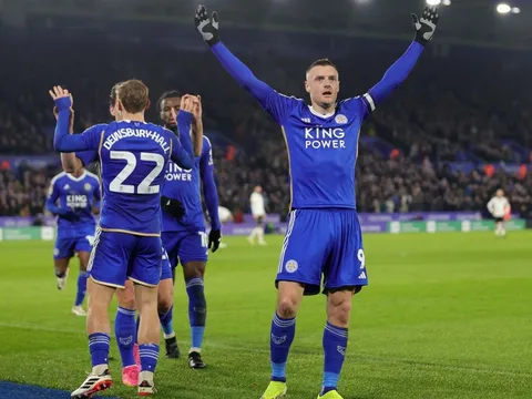 Vardy bay cao, không thể cản Leicester City