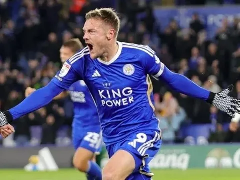 Vardy lập cú đúp khi đá dự bị, Leicester City tiếp tục bay cao