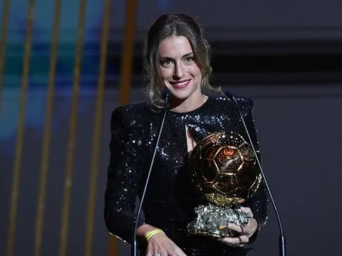 Vẻ đẹp mặn mà của chủ nhân Quả bóng vàng nữ 2021