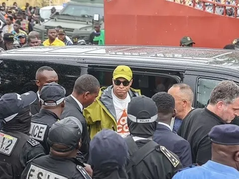 Về quê cha, Mbappe tạo ra sự rầm rộ