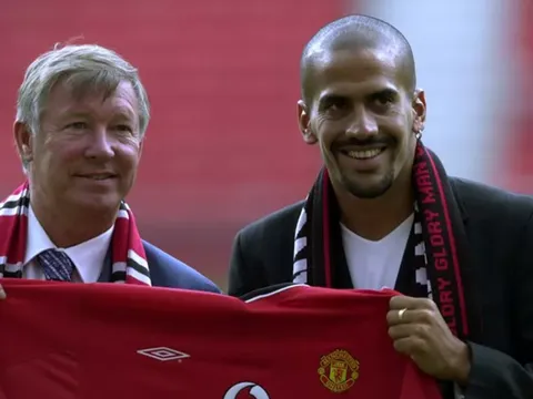 "Lẽ ra tôi nên ở lại Man United"