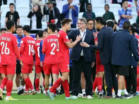 HLV Troussier khẳng định dư luận VN không hiểu bóng đá; Kiatisuk là mảnh ghép hoàn hảo của CAHN