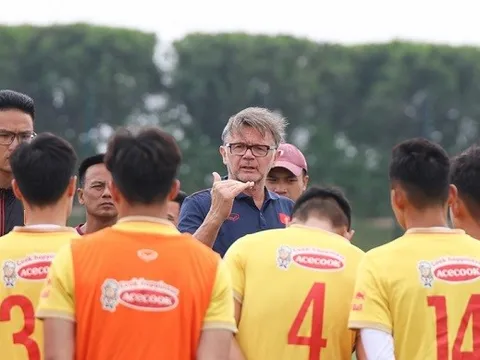 Thành lập 2 đội U23: nước đi tham vọng của ông Troussier