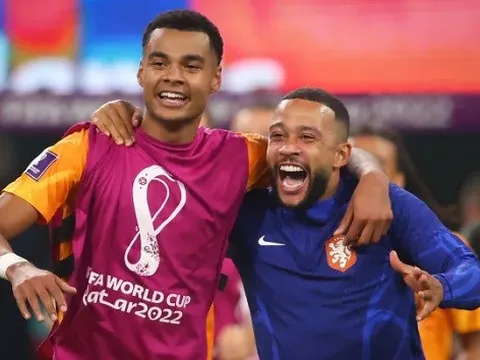 Vì sao M.U nên mua Depay thay vì Gakpo?