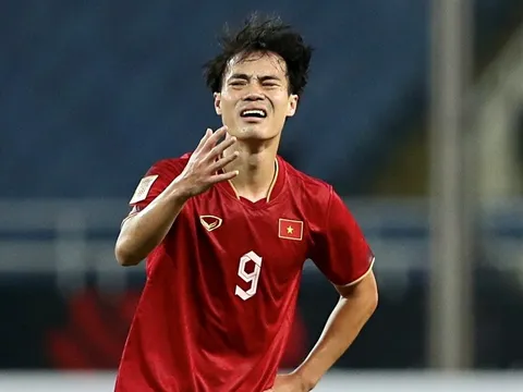 Vì sao Văn Toàn lãnh thẻ đỏ trước Malaysia?