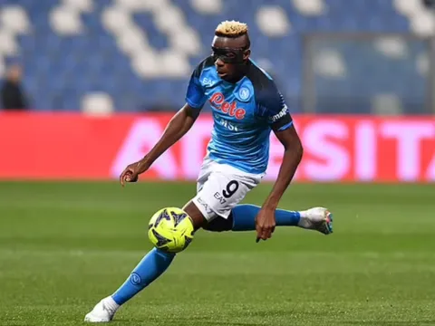 Victor Osimhen đáng sợ hơn cả Messi, Ronaldo, Ibra