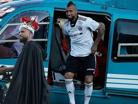 Vidal cực chất! Cầm gươm, cưỡi ngựa ra mắt đội bóng mới