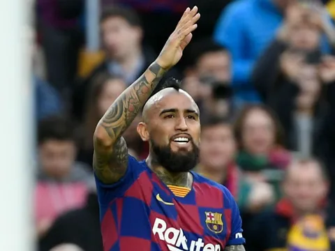 Vidal đâm đơn kiện Barcelona vì lý do khó tin
