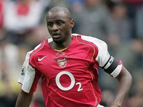 Andy Robertson gây tranh cãi khi xếp Vieira dưới Ozil