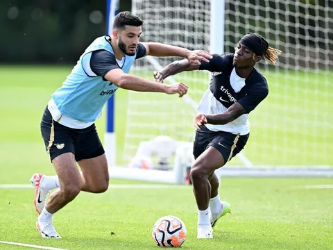 Viện binh tái xuất; Caicedo phản ứng cực cháy trên sân tập Chelsea