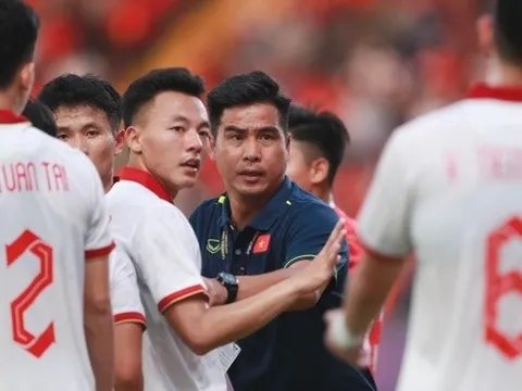 Việt Thắng chạy vào sân ngăn U22 Việt Nam xô xát