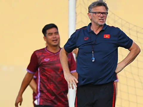 Việt Thắng ngăn HLV Troussier khiêng khung thành