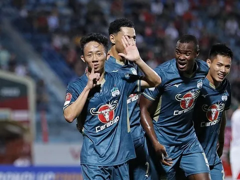 HAGL mất trụ cột quan trọng; Sao ĐT Việt Nam được đưa lên mây xanh