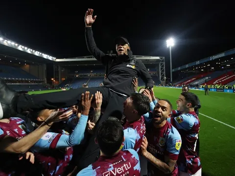 Vincent Kompany giành danh hiệu đầu tiên trong sự nghiệp huấn luyện