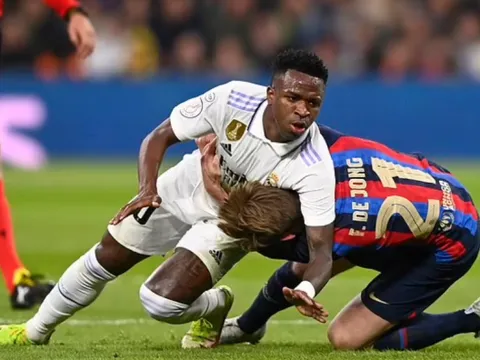 Vinicius 'đấu vật' với De Jong