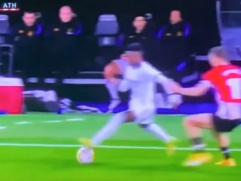 Vinicius thể hiện kỹ thuật, khiến đối thủ muốn "độn thổ"