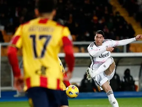 Vlahovic lập cú đúp, Juventus chiếm ngôi đầu