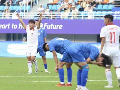 HLV Mông Cổ: 'Tôi bất ngờ vì các cầu thủ Việt Nam quá xuất sắc'